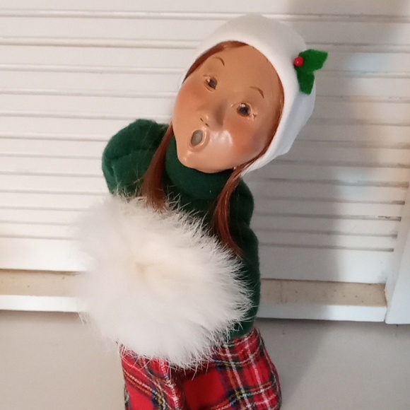 Byers Choice The Carolers Woman with Muff 1996 - Picture 2 of 4